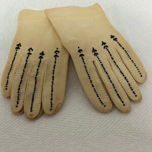Vintage Crescendo Elegant Leather Cream Gloves with Black Detailing